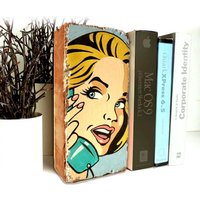 Buchstütze Handbemalt, Pop Art Deko Regal Skulptur Comic Upcycling Blonde Frau Mit Telefon Bemalter Stein von MeineSonnigeART