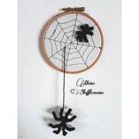 Wandkunst, Stickrahmen, Holzrahmen, Schwarze Spinnen Thema, Spinnennetz Mit Stichen, Kinderzimmer Dekoration, Wanddeko von MeineStofftraeume