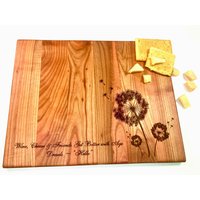 Personalisiertes Schneidebrett Handgefertigt Mit Löwenzahn. Hochzeitsgeschenk, Benutzerdefinierte Schneidebrett, Hochzeitsgeschenke Personalisiertes Schneidebrett Handgefertigt Mit Löwenzahn. Hochzeitsgeschenk, Benutzerdefinierte Schneidebrett, Hochzeitsgeschenke von MeisterAlgis