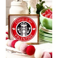 Kaffee Ist Mein Valentine Zeichen, Schwarz-Weißes Xo Rote 3D Herz Zeichen Perlen. Bauernhaus/Hüttenstall, Abgestuftes Tablett von MelDenver