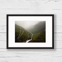 Fotografie Trollstigen Im Nebel | 21x30cm/Fotodruck Wanddeko Norwegen Landschaftsfotografie Fotografie Trollstigen Im Nebel | 21x30cm/Fotodruck Wanddeko Norwegen Landschaftsfotografie von MelWenzlPhotography