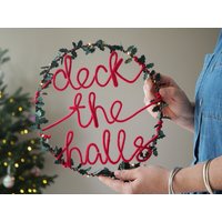 Deck The Halls Weihnachtskranz | Türkranz Holly Led Weihnachtslichterkette von MelaniePorterDesign