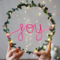 Freude Weihnachtskranz | Holly Light-Up Türkranz Weihnachtliche Türdekoration Mit Festlicher Botschaft von MelaniePorterDesign