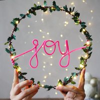 Weihnachtskranz | Beleuchteter Türschmuck "Joy' von MelaniePorterDesign