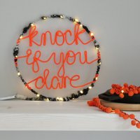 Knock If You Dare Schild | Beleuchteter Halloween-Türkranz Gruseliges Dekor Halloween von MelaniePorterDesign