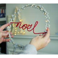 Noël Pom Kranz Mit Lichterkette - Handgemachte Weihnachtsdekoration von MelaniePorterDesign