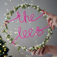 Personalisierter Mistel-Weihnachtskranz Mit Lichtern Familiennamen-Schild Personalisierter Mistel-Weihnachtskranz Mit Lichtern Familiennamen-Schild von MelaniePorterDesign