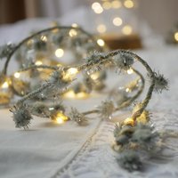 Tinsel Pom Lichterkette von MelaniePorterDesign