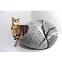 Gefilzte Katzenhöhle in Hell -/Dunkelgrau, Gemütliches Dom-Bett-Geschenk, Handgemachter Kitty Cocon, Fluss-Rock, Modernes Design-Katzenmöbel von MelenaStudio