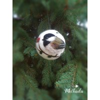 Weihnachtskugel Mit Vogelmotiv, Nadelgefilzter Weihnachtsschmuck, Weihnachtskugeln, Chickadee-Ornament von Melkada