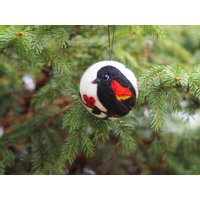 Weihnachtskugel Mit Vogelmotiv, Nadelgefilzter Weihnachtsschmuck, Weihnachtskugeln, Rotflügelamsel-Ornament von Melkada