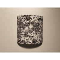 Halbkreis-Wandleuchte, Bedruckter Stoff, Dschungel-Toile De Jouy, Savanne, Tiere, Giraffe, Affe, Rot, Marineblau, Schwarz, Weiß von Mellelumiere