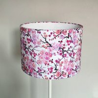Runder Lampenschirm Aus Rosa Oder Blauem Kirschstoff, Pendelleuchte Stehlampensockel von Mellelumiere