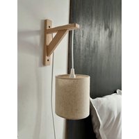 Transparente Hängewandleuchte Mit Holzhalterung Und Schlichtem Weiß/Cremefarbenem/Ecrubeigem Lampenschirm Aus Leinen Baumwollcanvas von Mellelumiere