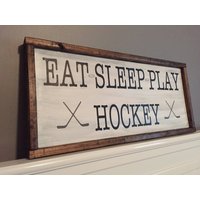 Essen. Schlafen. Hockey Spielen. Holzschild. Rustikalen. Handgefertigt. Handpainted von MemesonMainStreet
