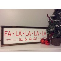 Fa-La-La-Weihnachtsdeko. Holzschild. Handgefertigt. Handpainted. Rustikales Dekor. Ferienzeit von MemesonMainStreet
