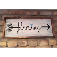 Pfeilschild Mit Nachname. Brautparty. Hochzeitsgeschenk. Rustikalen. Distressed. Holzschild Pfeilschild Mit Nachname. Brautparty. Hochzeitsgeschenk. Rustikalen. Distressed. Holzschild von MemesonMainStreet