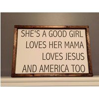 Sie Ist Ein Gutes Mädchen, Liebt Ihre Mama. Liebt Auch Jesus Und Amerika. Tom Petty. Holz-Zeichen. Rustikale Dekor. Handgefertigt. Handpainted Sie Ist Ein Gutes Mädchen, Liebt Ihre Mama. Liebt Auch Jesus Und Amerika. Tom Petty. Holz-Zeichen. Rustikale Dekor. Handgefertigt. Handpainted von MemesonMainStreet