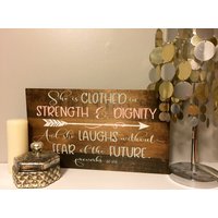 Sie Ist Mit Kraft Und Würde Bekleidet. Holz-Zeichen. Handgefertigt. Handpainted. Kinderzimmer Dekor Sie Ist Mit Kraft Und Würde Bekleidet. Holz-Zeichen. Handgefertigt. Handpainted. Kinderzimmer Dekor von MemesonMainStreet