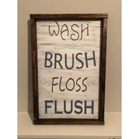 Waschen. Bürste. Zahnseide. Flush. Holz-Dekor. Rustikalen. Handgefertigt. Handpainted. Badezimmer-Dekor Waschen. Bürste. Zahnseide. Flush. Holz-Dekor. Rustikalen. Handgefertigt. Handpainted. Badezimmer-Dekor von MemesonMainStreet