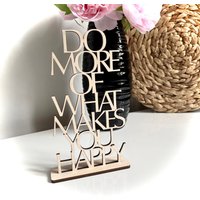 Schriftzug 3D | Do More Of What Makes You Happy Tischdeko Aus Holz von Memoria3DDesign
