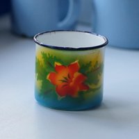 Alter Emaillebecher, Vintage Emaillierter Metallbecher Mit Blume von MemoriesCZ