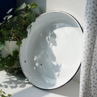 Alter Tiefer Emaille Teller, Vintage Weiße Und Schwarz Emaillierte Schüssel von MemoriesCZ