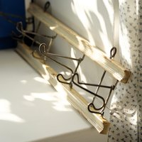 Vintage Wandhalter Aus Holz Und Metall, Alte Garderobe Mit 4 Beweglichen Haken von MemoriesCZ