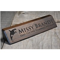 Personalisierte Schreibtisch-Namensschilder Aus Holz 10-Zoll-Massivholz Nussbaum, Holzschild Mit Dem Text Ihrer Wahl von MemoriesMadeCustom
