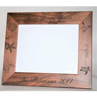 Walnuss Oder Erle Laser Gravierte Holzbilderrahmen Personalisiert. Alle Designs Und Gravuren Sind Inbegriffen Alles Kann Graviert Werden Walnuss Oder Erle Laser Gravierte Holzbilderrahmen Personalisiert. Alle Designs Und Gravuren Sind Inbegriffen Alles Kann Graviert Werden von MemoriesMadeCustom