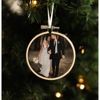 Foto Weihnachtsbaumschmuck, Baumwolle Hochzeitstag Geschenk, Stickrahmen Weihnachtsdekoration von MemoryThreadsUK