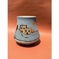 Southwest Adobe Gold Akzent Vase | Große Dekorative Mit Blau-Goldener Ureinwohner-Szene Southwest Adobe Gold Akzent Vase | Große Dekorative Mit Blau-Goldener Ureinwohner-Szene von MenagerieVintageCo