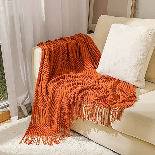 Menkala Kuscheldecke Boho Decke Wohndecke Gestrickt Sofadecke Tagesdecke Leichte Dünne Sommerdecke Sofa Überwurfdecke Couchdecke Strickdecke Reisedecke Blanket mit Fransen Terracotta 130 x 200 cm von Menkala