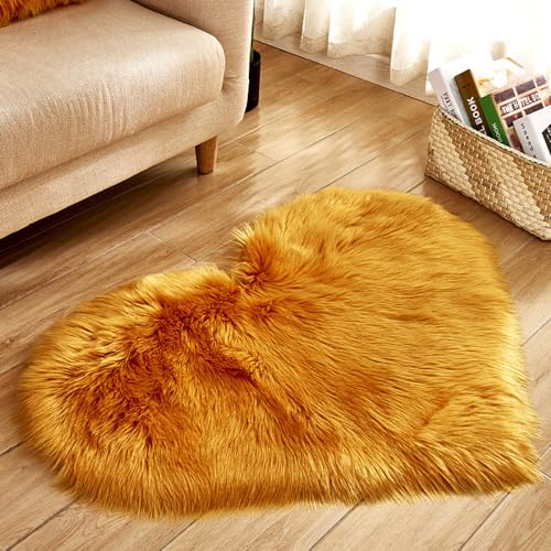 Menkala Teppich Herzform Gold Flauschig Langflor Kunstfell Modern Herzen Fellteppich Hochflor Waschbar rutschfest Stuhlauflage Für Schlafzimmer Wohnzimmer Kinderzimmer Stuhlkissen Stühle 30x40cm von Menkala