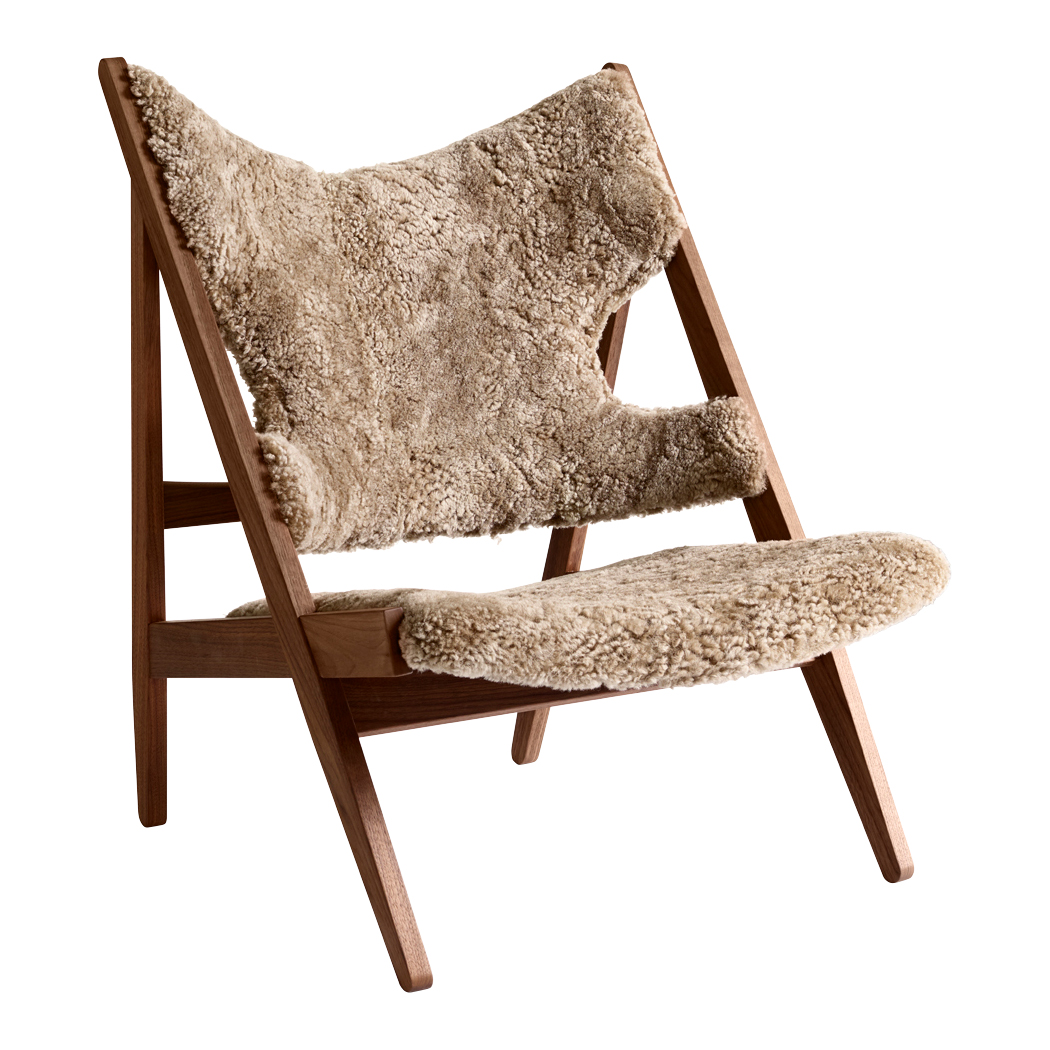 Audo - Knitting Lounge Chair Schaffell - braun/Schaffell Sahara/BxHxT 71.3x90.6x66.9cm/Gestell Nussbaum geölt von Audo