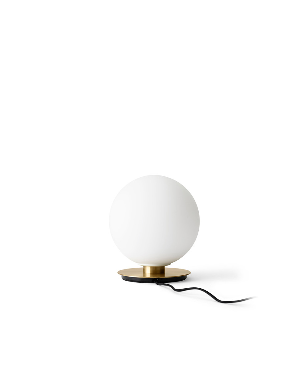 Audo Copenhagen - TR Bulb Tisch/Wandleuchte Brushed Brass/Matt Opal von Audo Copenhagen