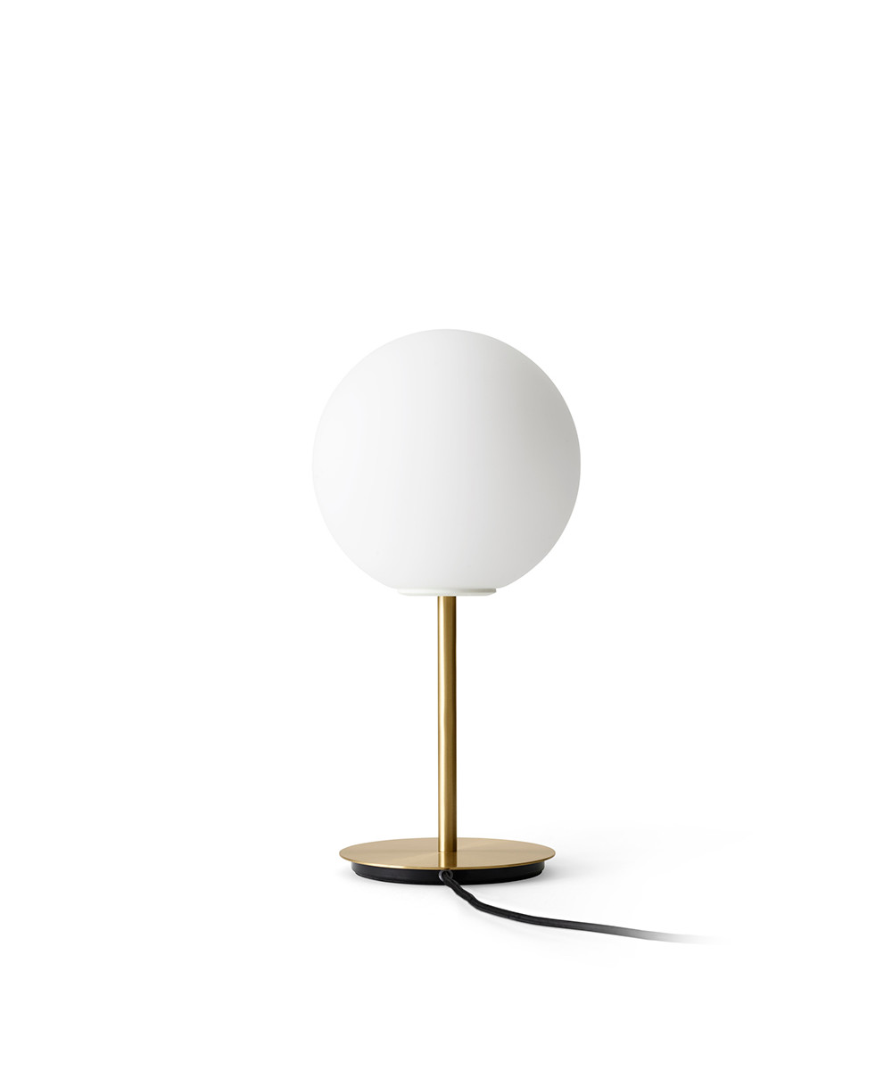 Audo Copenhagen - TR Bulb Tischleuchte Brushed Brass/Matt Opal von Audo Copenhagen