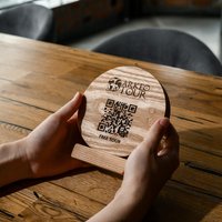 Oaken Qr-Code-Zeichen Menüständer Mit Gravur von MenuCo