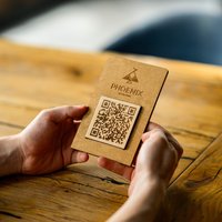Qr-Code-Schild Mit Logogravur, Berührungsloser Menüständer, Qr-Code-Holzständer, Bar-Menü-Anzeige, Restaurant-Café-Schildständer von MenuCo