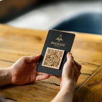 Sperrholz Qr-Code-Schild Mit Logo, Personalisierter Berührungsloser Menüständer, Tischmenü-Anzeige, Restaurant-Café-Schildständer von MenuCo