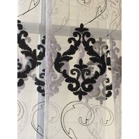 Schwarz-Weißer Schleier Mit Barock-Design von Mercerievoilage