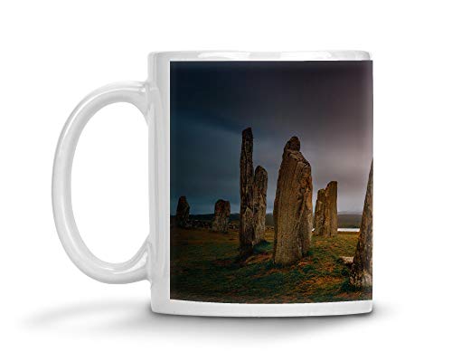 Merchandise for Fans Becher aus Keramik nachtleuchtend/glow in the dark/fluoreszierend - Motiv: Schottland Callanish Stones im Sonnenaufgang von Merchandise for Fans