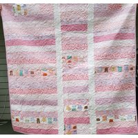 Rosa Baby-Krippe-Quilt, Gesteppt Mit Bändern Und Schleifen, Weiß-Baby-Decke von MerileeWeSewAlong
