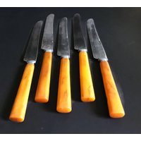 Vintage Butterscotch Bakelit Messer 1940Er Jahre Art Deco Besteck, 5Er Set von MerrilyVerilyVintage