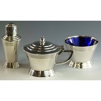 Mappin & Webb Silber - Keith Murray Art Deco 3-Teiliges Cruet/Condiment Set Mappin & Webb Silber - Keith Murray Art Deco 3-Teiliges Cruet/Condiment Set von MerrittRobinsonStore