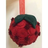 Weihnachtskugel Weihnachtsverzierung Rote Fleece Blumenkugel Stilized Apple Handgemachte Stoff Blume von MerrySiGaCrafts