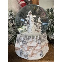 Wunderschöne Verzauberte Weiße Alpine Winterlandschaft Verschneite Stadt Mit Einer Detaillierten Schneemann-Waldszene von MerrySnowglobeMagic