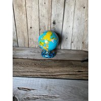 Blechkugel/Vintage Metall Spielzeug Ohio Art Globe Bank Metal Piggy von MessyBeansEmporium