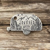 Camping Haustier-Id-Tag, Hundemarke Für Hunde, Hundehalsband Marke, Bäume Berge Sonnen Vögel, Camper, Personalisierte Hundemarke, Reise von MetalHounds