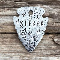 "Dog Tag, Hundemarke Für Hunde, Haustier Id-Marke, Pfeilspitze Hundemarke, Pfeilspitze, Dessert Wolf, Halsbandmarke, Personalisierbar, 3 X cm" von MetalHounds